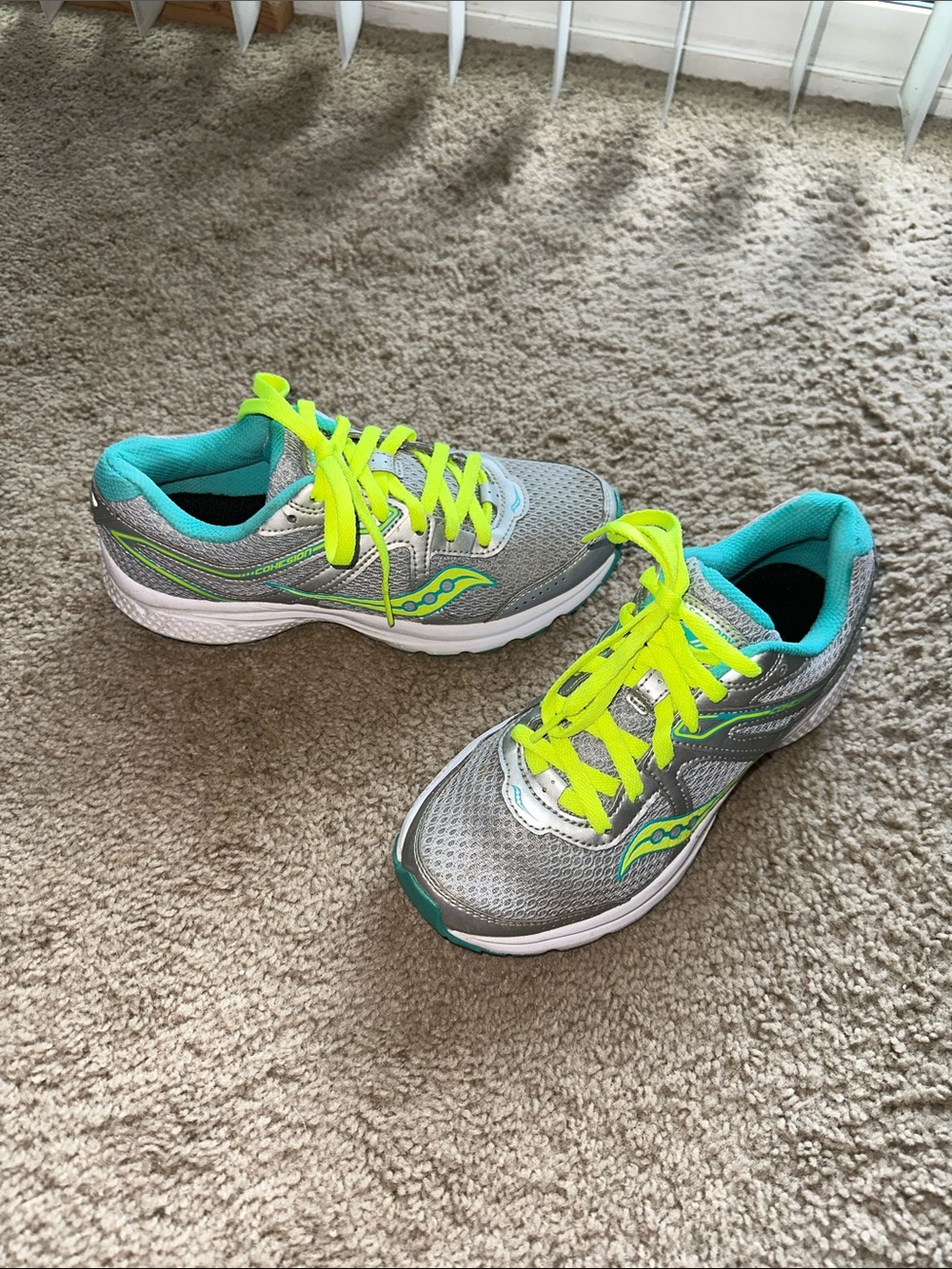 Adorable ladies Sz 7 Saucony Gray & Teal Sneakers with Yellow Laces